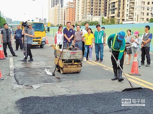 高雄巿代理巿長許立明2日視察養工處派工修補道路。(圖/曹明正攝)