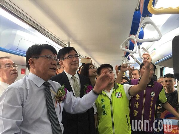 交通部長吳宏謀(中)今天南下屏東主持台鐵轉乘優化首航儀式,並與屏東縣長潘孟安體驗新優化的車廂。記者翁禎霞/攝影