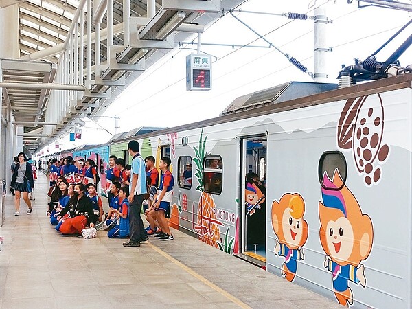 台鐵優化EMU500型電聯車,今天舉行首航儀式,車廂彩繪明年台灣燈會的圖騰。 記者翁禎霞/攝影