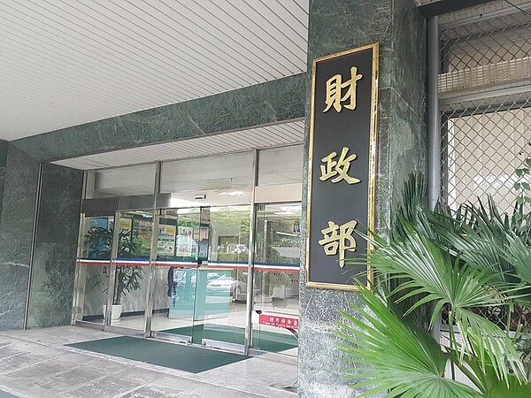 財政部賦稅署發布,今天發通函給全國地方稅稽徵機關。針對823超大豪雨受災戶,在明、108年2月25日前,向監理機關辦理報停或報廢汽車,稽徵機關將依監理機關資料,主動退還車輛無法使用期間「溢繳」的使用牌照稅。記者孫中英/攝影