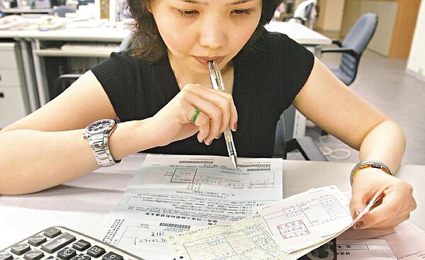 財政部預告要修訂「基本生活費」扣除額公式,年底前公布,可望有149萬多戶適用。 圖/聯合報系資料照片