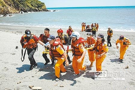 
宜蘭海邊前天發生7人落海，目前僅1人生還，但3日近午時，有民眾報案指稱，婦人忽然朝海裡走去，經救援上岸仍不治。（李忠一攝）
 