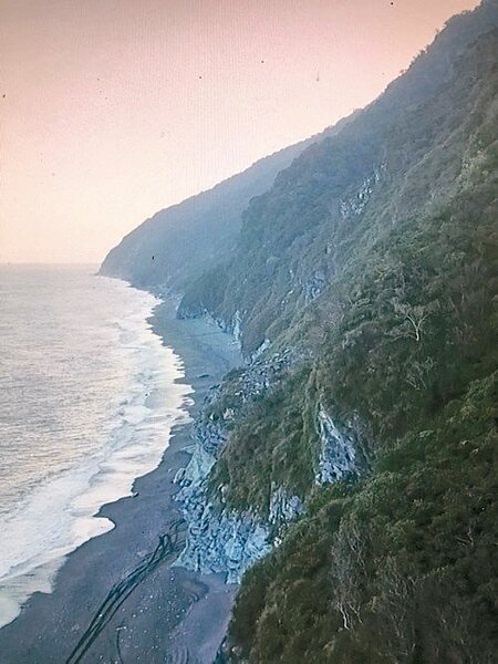 長達八公里的南澳神祕沙灘，部分沙灘腹地狹窄，大浪打上來全被淹沒。 圖／讀者提供空拍照