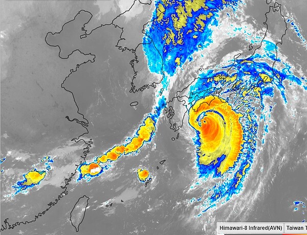 氣象達人彭啟明今晨表示，中度颱風燕子暴風圈已經逐漸碰觸日本，預計中午前後將在四國與近畿附近登陸。圖／擷自彭啟明臉書