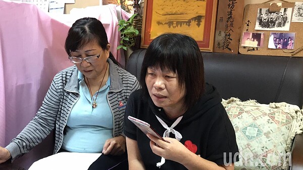 屏東縣議員蔣月惠(右)透過電話向鐵改局瞭解蘇女士(左)陳情案件的原委及處理進度。記者蔣繼平/攝影