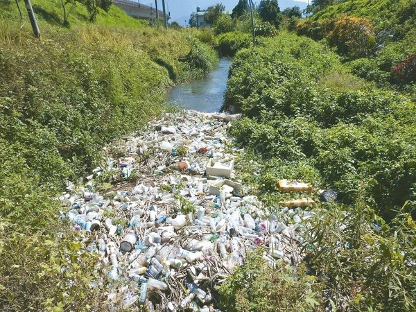 南投縣國道6號高架橋下野溪排水溝近期被發現垃圾堆積，部分區段成「塑膠河」。 記者賴香珊／攝影