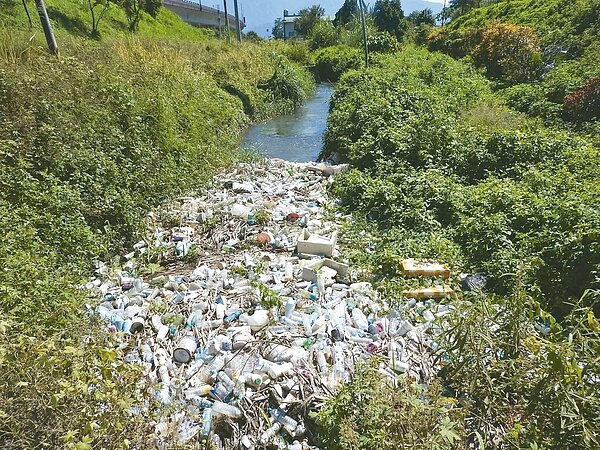 南投縣國道6號高架橋下野溪排水溝近期被發現垃圾堆積,部分區段成「塑膠河」。 記者賴香珊/攝影