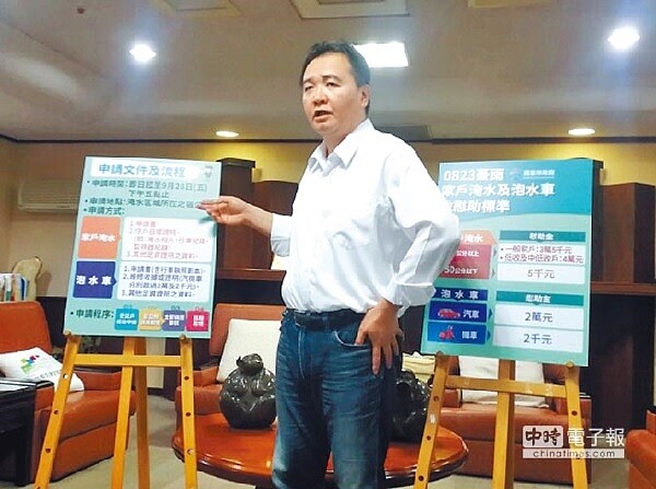 許立明親自宣布說明發放慰助金標準及辦法。(圖/李義攝)