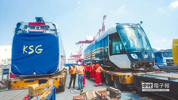 首列高雄輕軌二階列車,已於9月2日運抵基隆,預計5日抵達高雄輕軌前鎮機廠。(圖/高巿府捷運局提供)