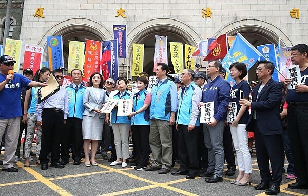 反年改團體曾集結在司法院大門口，大喊「違憲亂政！」，提出聲請釋憲。 圖／聯合報系資料照片