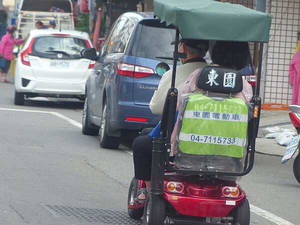 電動代步車依規定不得上路、不得雙載，但在彰化街頭，電動代步車雙載上路卻很普遍。 記者劉明岩／攝影