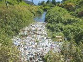 「塑膠河」堵排水溝　埔里公所要查
