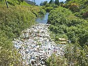 「塑膠河」堵排水溝　埔里公所要查