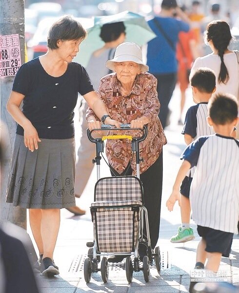 台灣邁入老年化社會，財政部擬修《所得稅法》增列長照扣除額。（圖／季志翔攝）
