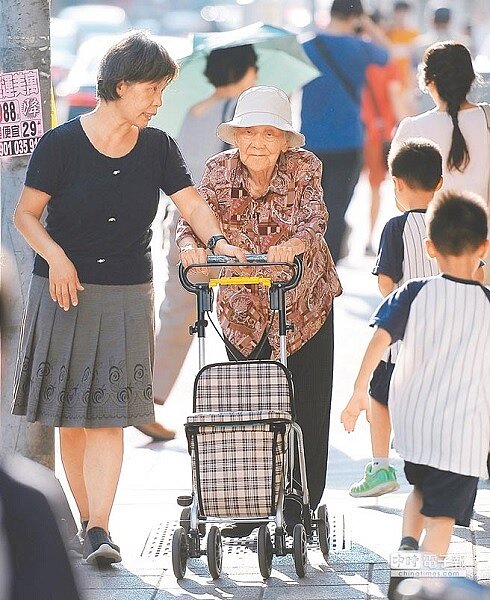 台灣邁入老年化社會,財政部擬修《所得稅法》增列長照扣除額。(圖/季志翔攝)