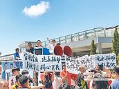 水患補助太低　災民丟水球抗議