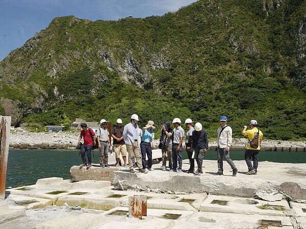 基隆市長林右昌昨上午率領多位局處長,登基隆嶼實地察看。(記者吳淑君/攝影)