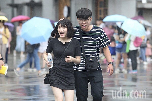 中央氣象局表示,周六受入秋後第一道鋒面影響,北部、東北部降雨機率提高。(圖/聯合報系資料照)