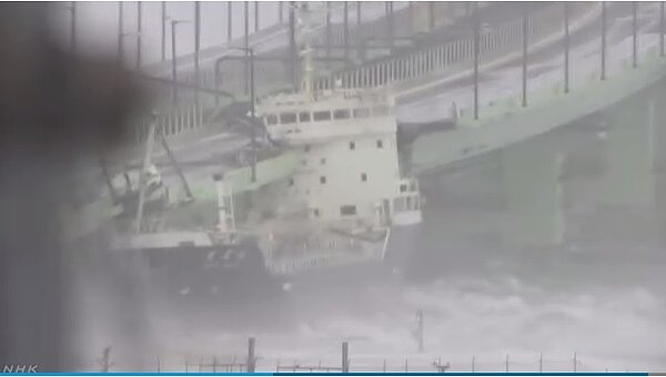 關西機場連絡道路被油輪撞上。(圖翻攝自NHK)