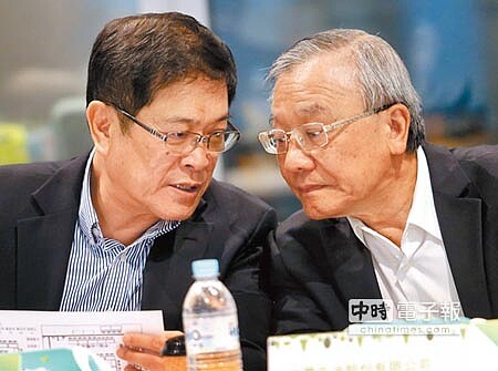 
台灣中油董事長戴謙（右）及台電董事長楊偉甫（左）不時交換意見。（范揚光攝）
 