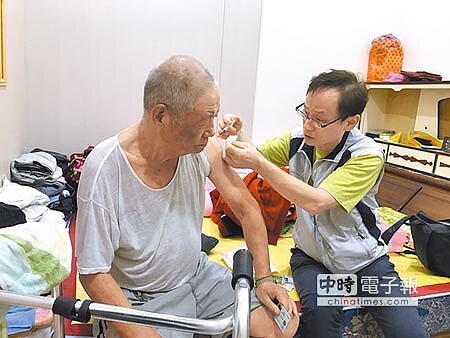 萬里衛生所主任葉源潔在萬里擔任偏鄉醫生超過28年,是新北市早期居家醫療的幕後推手之一,不但每周到萬里山區照顧獨居老人,還用中型巴士載老人下山,教導做健康操。(宋原彰攝)