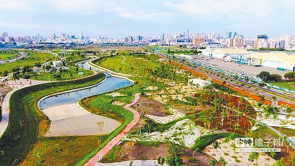 台中市水湳經貿園區的中央公園5滯洪池，通過連日來的豪大雨考驗。（陳世宗翻攝）
