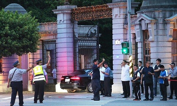 蔡總統去年6月出席「三軍六校院聯合畢業典禮」,總統車隊準備轉入復興崗營區時,有抗議民眾突破封鎖線跑入車道,迫使車隊一度暫停。 圖/聯合報系資料照片