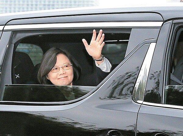 國安局105年就已為蔡總統車隊採購了多輛奧迪A8L無防彈型的警備車,採購與原來警備車型相同的A8L防彈車款,讓外界無從分辨總統在哪一輛同型座車上。 圖/聯合報系資料照片