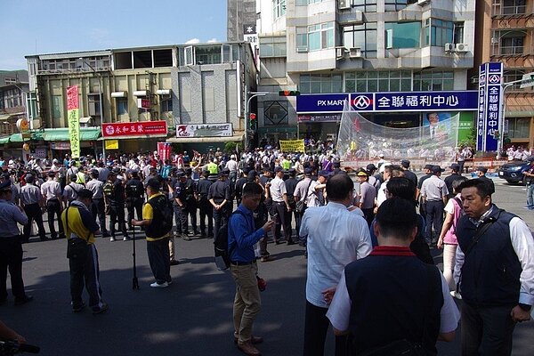 蔡總統去年6月出席「三軍六校院聯合畢業典禮」,總統車隊準備轉入復興崗營區時,有抗議民眾突破封鎖線跑入車道,迫使車隊一度暫停。 圖/聯合報系資料照片