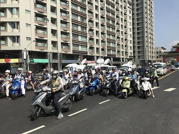 總統車隊去年10月在高雄要離去時,汽、機車等遭交管暫時禁止通過,駕駛埋怨等待時間超過15分鐘。 圖/聯合報系資料照片