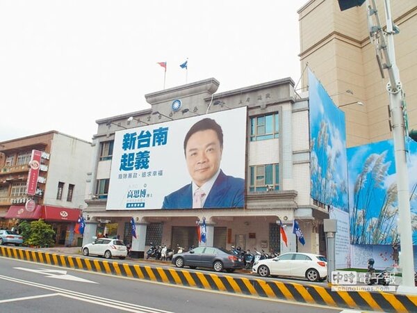 國民黨台南市黨部第1拍賣無人投標。（洪榮志攝）