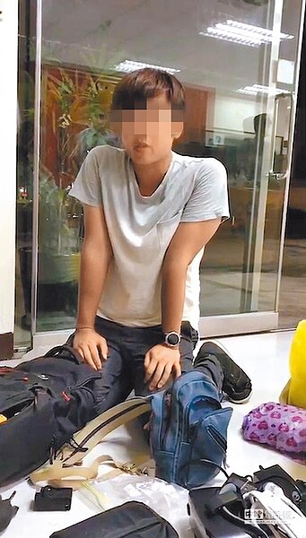 柯男偷拍女子入浴,事跡敗露後下跪向被害女子道歉,警方已將全案函送法辦。(被害人提供)