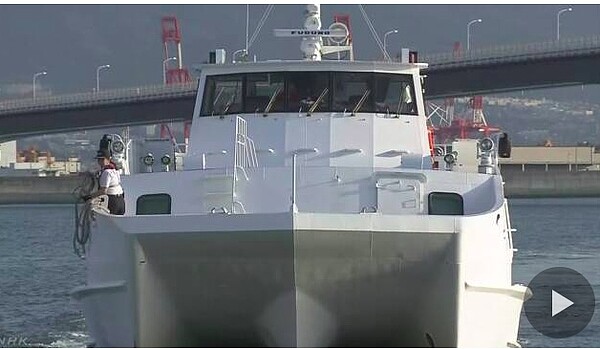 日本今天清晨起以高速船將受困人員從關西機場載往神戶機場。圖/翻攝自NHK