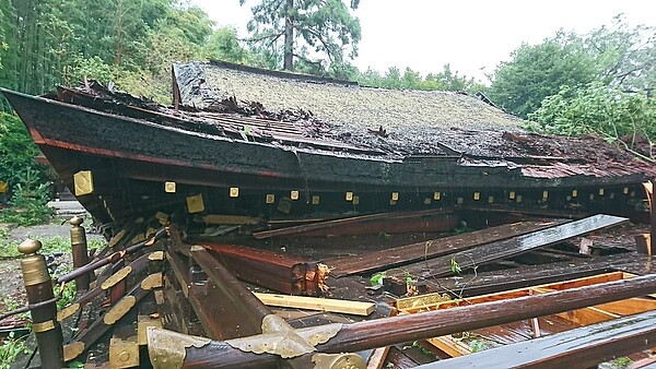 京都賞櫻名勝「平野神社」拜殿不敵強風而倒塌。圖／摘自平野神社官方推特