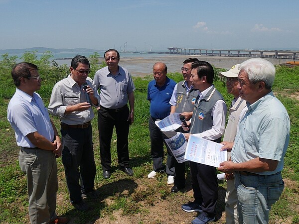 關注金門大橋進度，金門縣長陳福海（右三）昨偕同多位議員前往現勘，要求國工局一定要如期如質完工。記者蔡家蓁／攝影