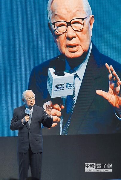 台積電創辦人張忠謀5日出席國際半導體展暨大師論壇開幕,詳述半導體業10大創新。(鄭任南攝)
