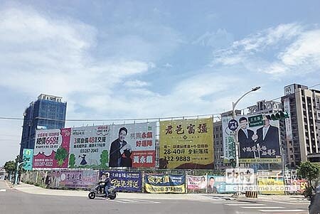 目前桃園市各大路口有許多選舉廣告設立,市府表示,若有違規將拆除。(甘嘉雯攝)