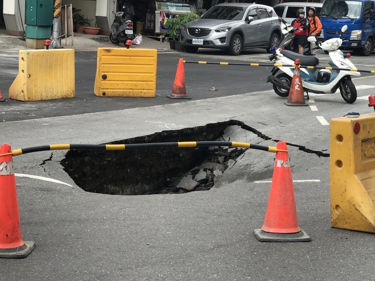 相隔不到一周，高市三民區義華路與正忠路口又再度出現道路塌陷。記者劉星君／攝影