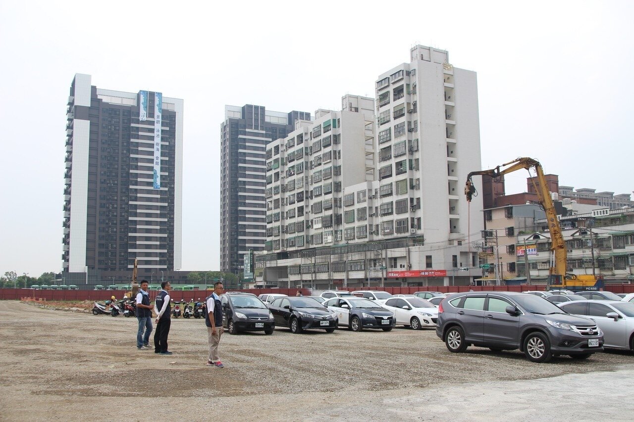 桃園八德3號社宅結合公園及圖書館,兼具居住品質生活機能,預計110年7月完工,將可提供559戶住宅單元,圖為八德3號社宅基地。記者許政榆/攝影