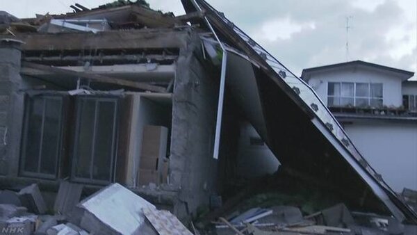 北海道地震，造成多棟房屋倒塌。(圖擷取自NHK)
