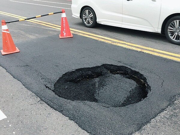 安平區平豐路56號前道路塌陷,寬約1公尺、深約1.8公尺。記者邵心杰/翻攝