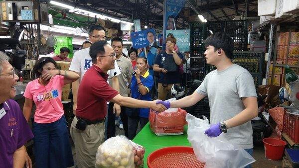 國民黨台北市長參選人丁守中上午至第一果菜批發市場拜票。記者楊正海/攝影 
