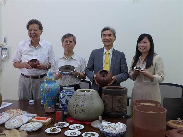 國立中興大學生物科技學研究所教授曾志正(左二)與獸醫教學醫院院長陳文英(右)研究證實喝普洱茶可以減肥。(林欣儀攝)
