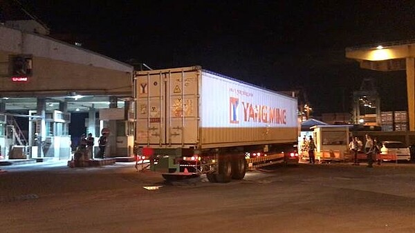 第2批核四燃料棒於5日凌晨從核四廠運出,台電將120箱、240束的燃料棒,分12輛陽明海運的貨櫃車送往基隆港西19碼頭,並將運往美國。(張穎齊攝)