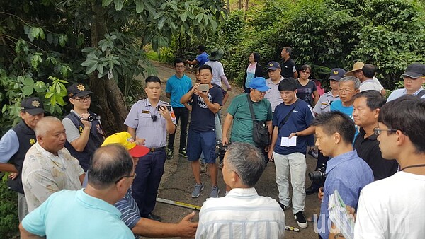 苗栗縣造橋鄉談文村通往鄭漢步道的小路，入口路段因私人土地糾紛，將縮減成約2公尺寬度，法院今天上午派員強制執行，居民及鄉公所、地主雙方在現場爭論。記者胡蓬生／攝影