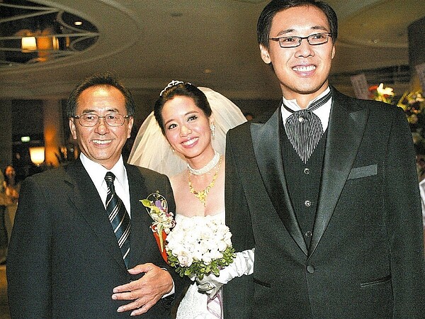 楊偉中(右)12年前迎娶陳以真(中),岳父陳鏡堯稱讚楊偉中有才氣,是潛力股。女婿意外身故,陳鏡堯相當傷痛,也心疼女兒身心煎熬。本報資料照