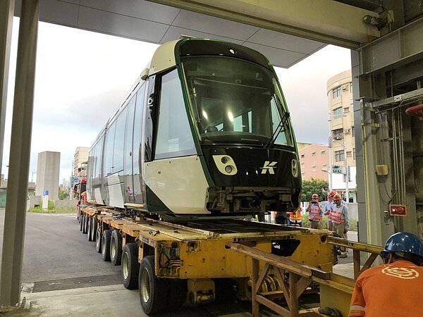 高雄輕軌第二階段列車，昨清晨運抵高雄輕軌前鎮機廠。 圖／高市捷運局提供
