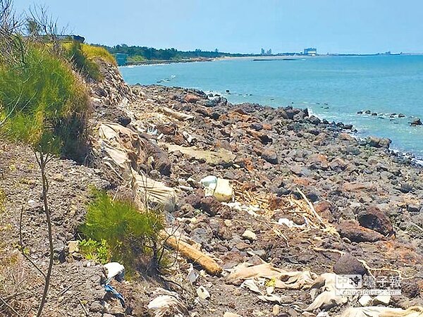 新竹縣新豐鄉沿海遭傾倒有害廢棄物,被冠上最毒海岸線之稱,廢棄物清除工程歷經4次流標,日前終於發包。(莊旻靜翻攝)