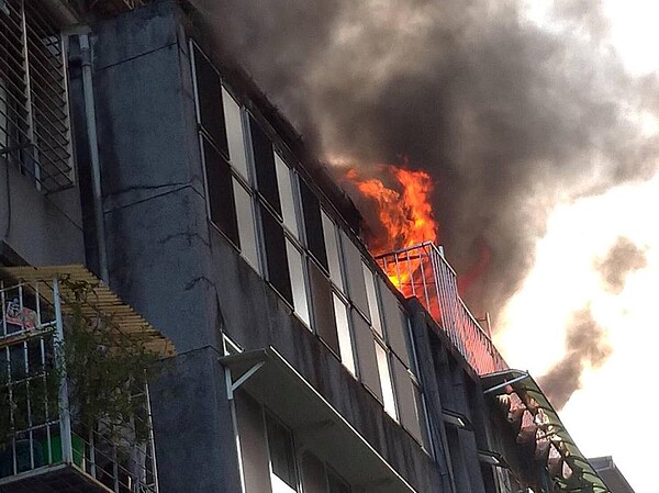 北市和平東路段公寓4樓頂加起火。圖/北市消防局