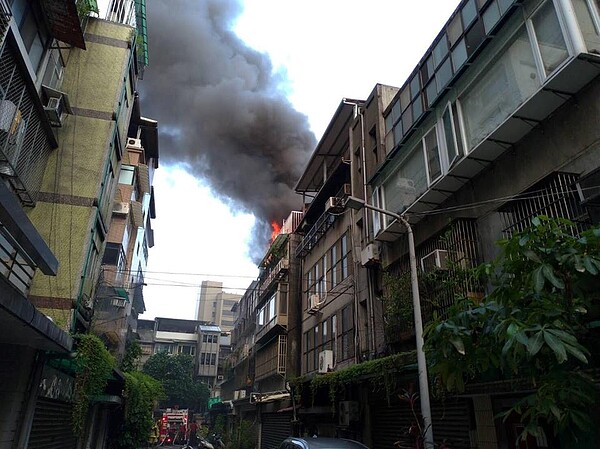 北市和平東路段公寓4樓頂加起火。圖/北市消防局